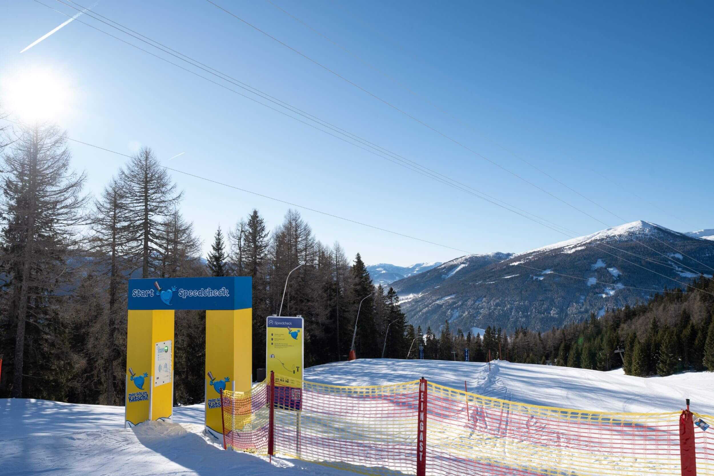 Skifahrerin fährt beim Speed Check am Katschberg durch den gelb-blauen Startbogen.